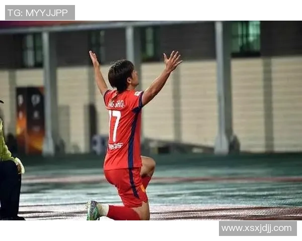 中国女性记者独家采访足球明星揭示背后的故事与梦想 中国女性记者独家采访足球明星揭示背后的故事与梦想