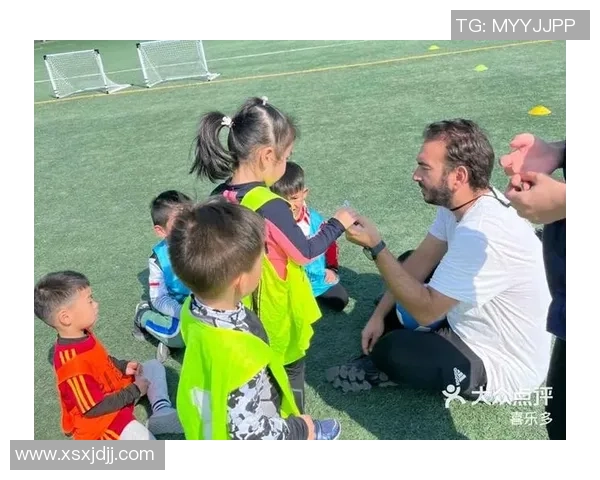 宝宝快乐踢足球培养运动兴趣助力健康成长的亲子活动