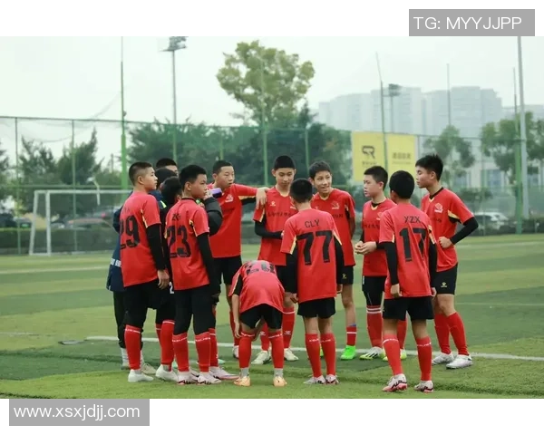 足球前锋帅气风采展现球场魅力引领潮流时尚新风尚