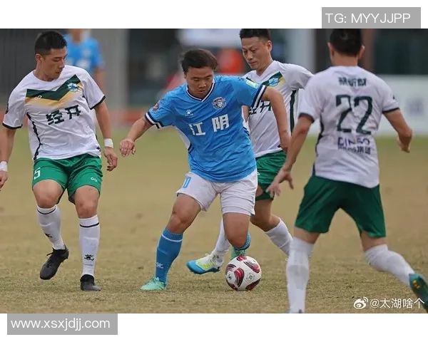 阴天足球的魅力与挑战探讨在阴霾天空下的激情与团队精神 阴天足球的魅力与挑战探讨在阴霾天空下的激情与团队精神